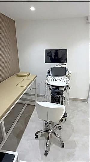 Sala de ecocardiograma con equipo de ultrasonido cardíaco