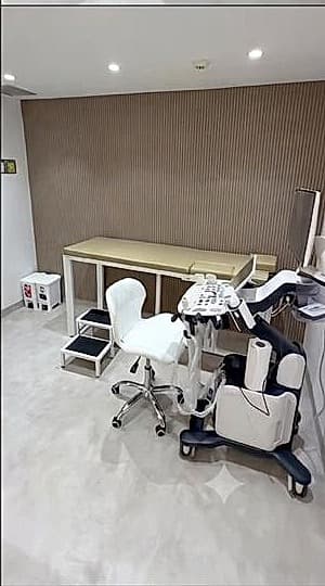 Sala de estudios cardiovasculares con camilla y equipo de diagnóstico